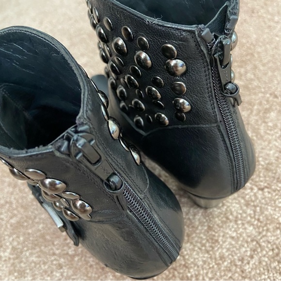 Stuart Weitzman City Slicker Studded Leather Ankle Boots size 7.5, 3” MSRP $395 - Picture 4 of 15